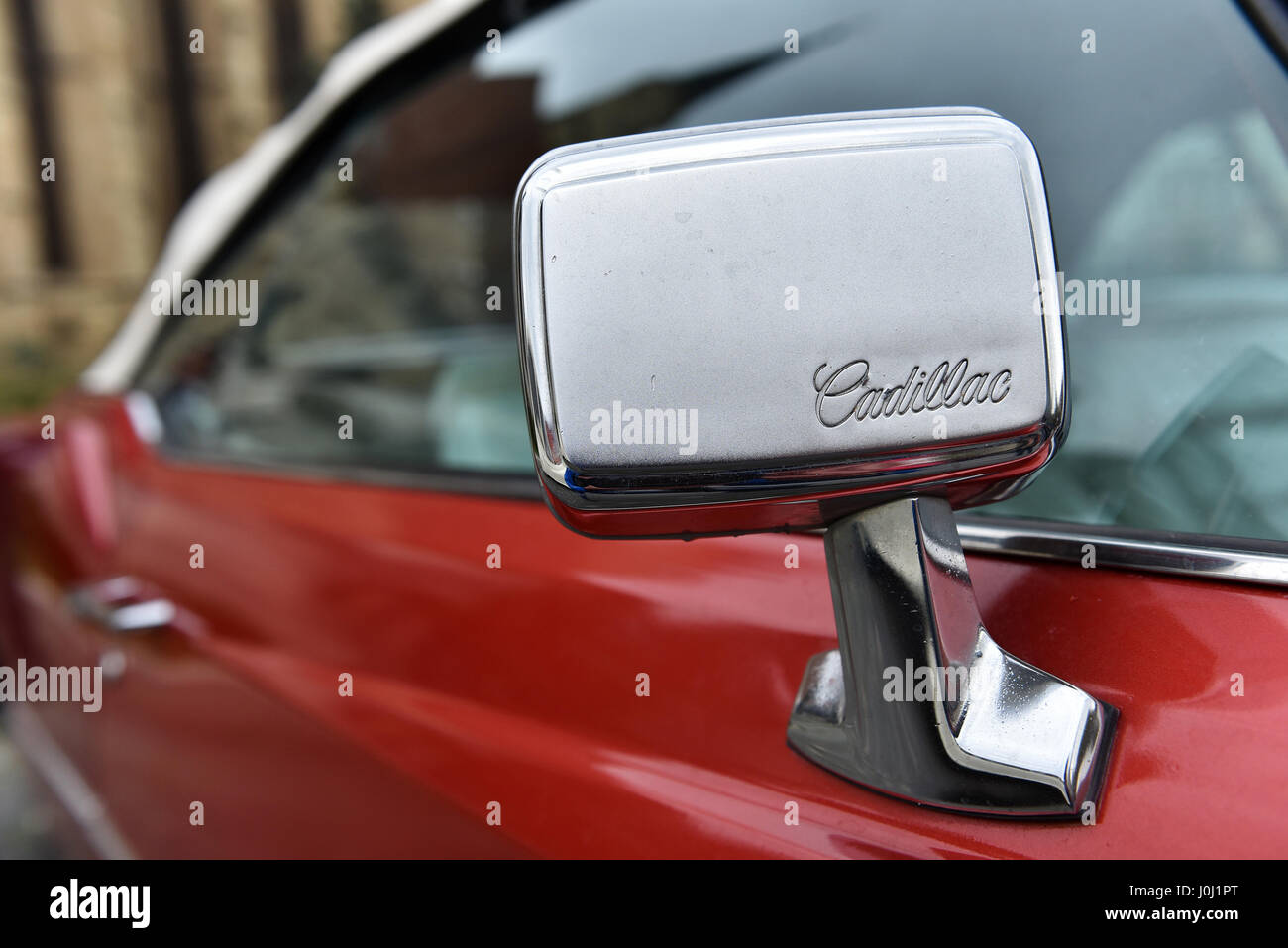 A Cluj Napoca, Romania - 15 ottobre 2016: Cadillac Eldorado e altre vetture vintage esposte durante l'retrò Mobile Sfilata Autunno nella città di Cluj Foto Stock