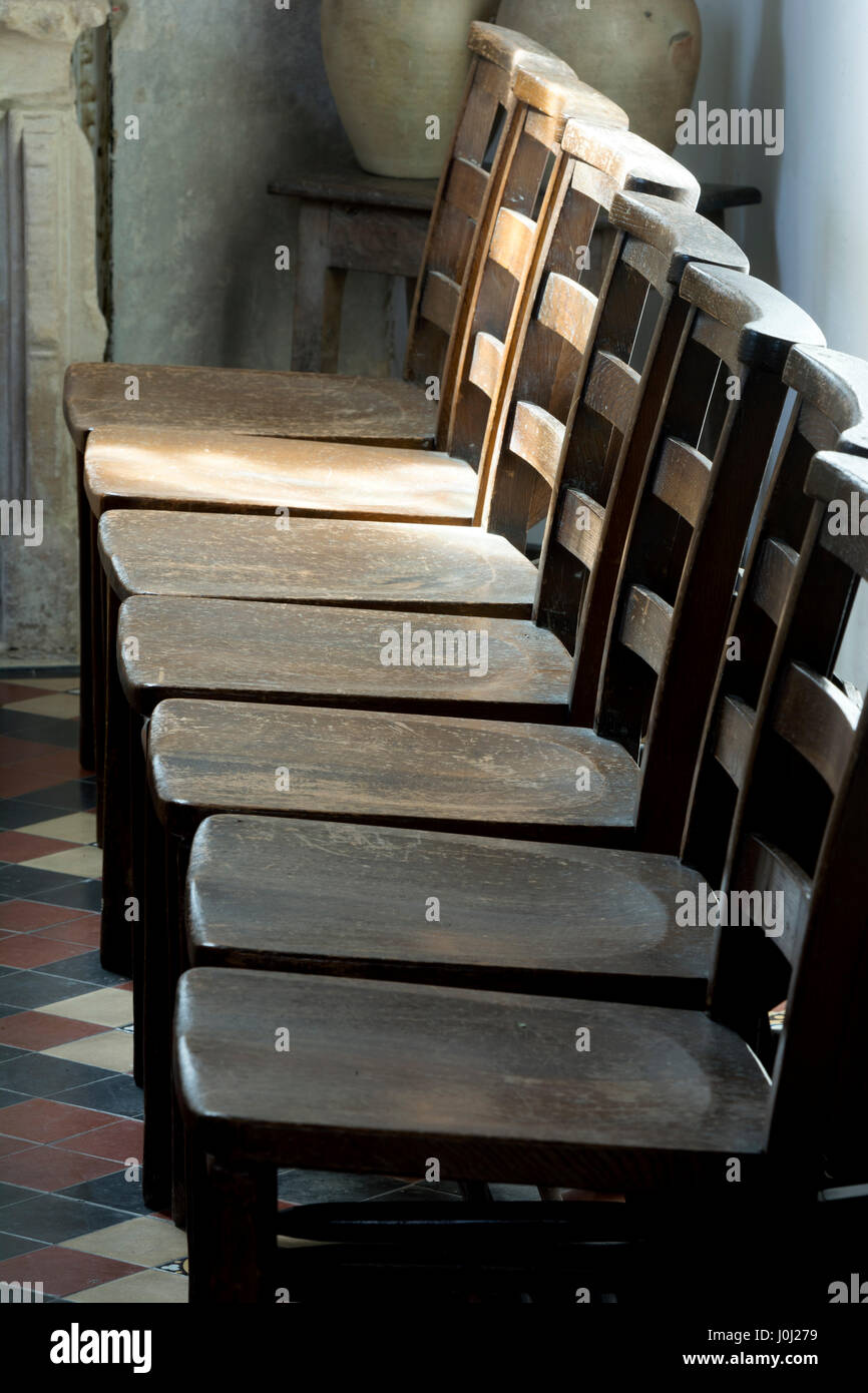 Sedie di legno all'interno di Santa Maria Vergine Chiesa, Icomb, Gloucestershire, England, Regno Unito Foto Stock