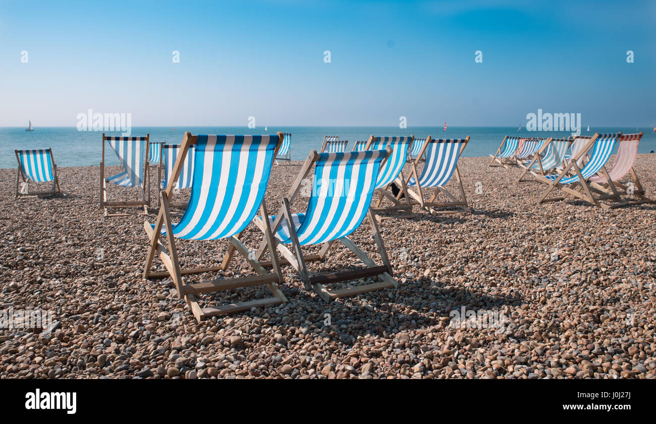 Vuoto a strisce tradizionali sedie a sdraio sulla spiaggia di Brighton, Inghilterra, Regno Unito Foto Stock