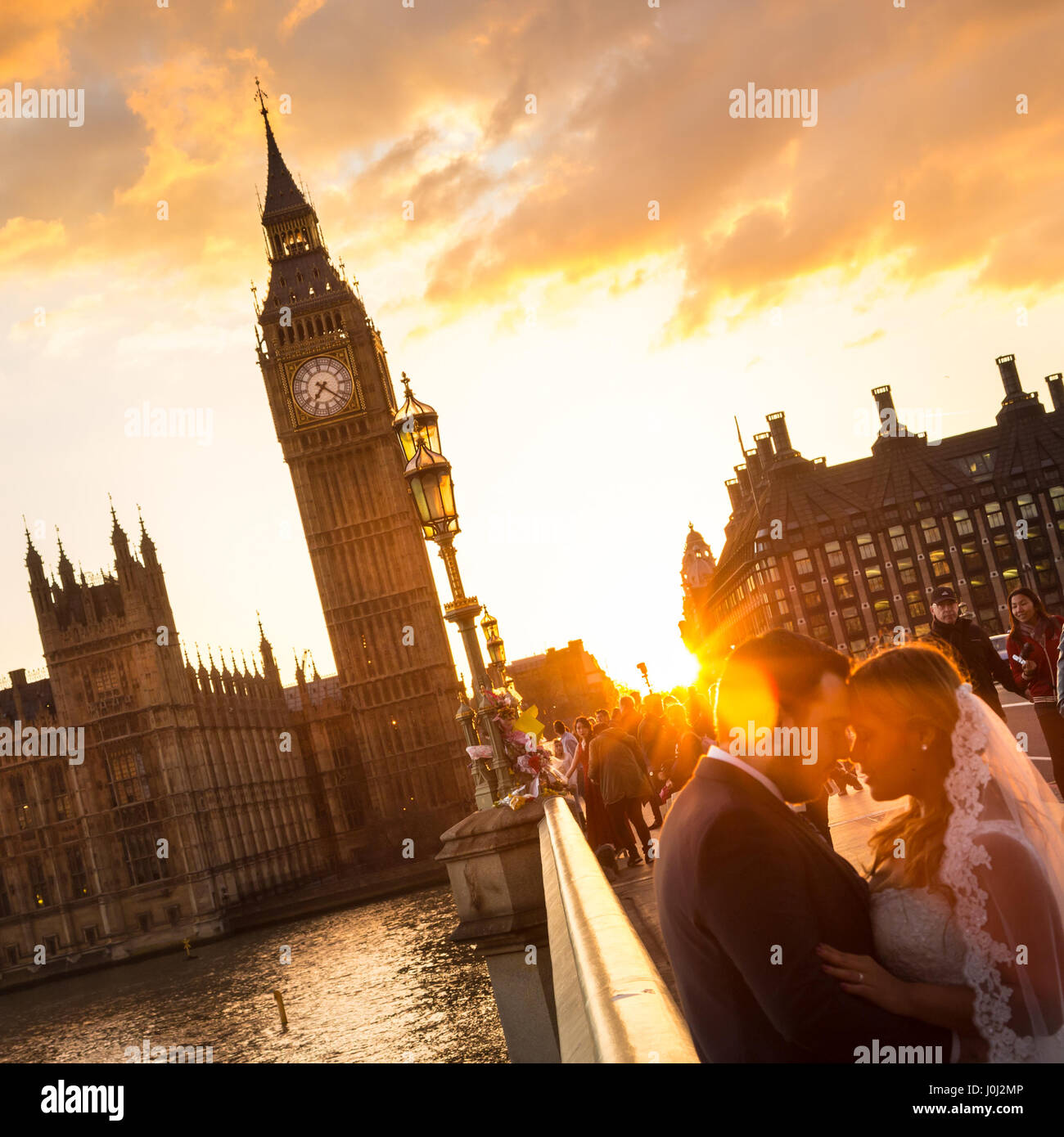 Traffico e persone in modo casuale sul Westminster Bridge in sunset, Londra, Regno Unito. Foto Stock