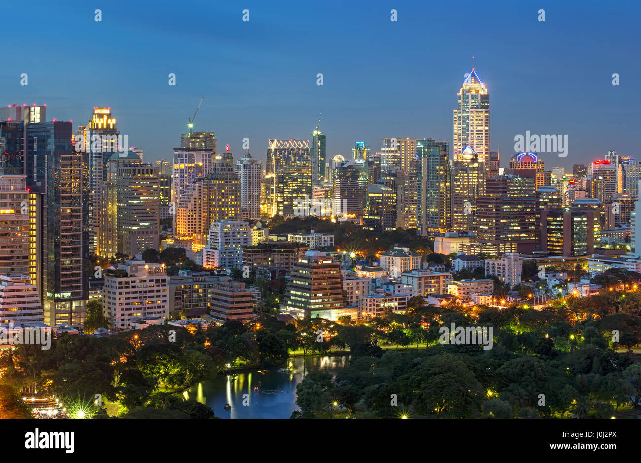 Grattacieli nel centro cittadino di Bangkok di notte, Thailandia Foto Stock