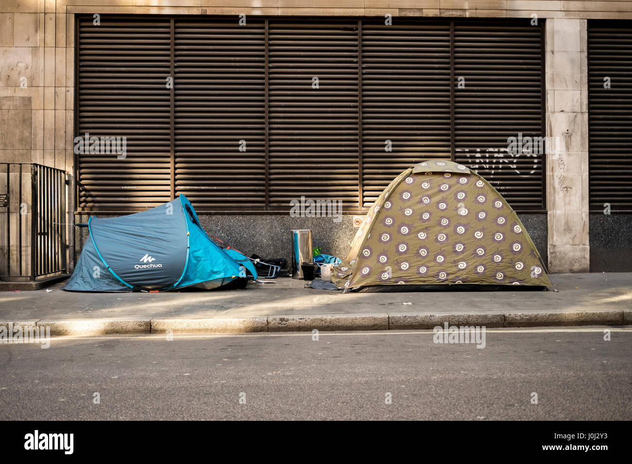 Due senzatetto tende sul Eastcastle Street, ad appena pochi metri dal vivace quartiere commerciale di Oxford Street a Londra affluente del West End Foto Stock