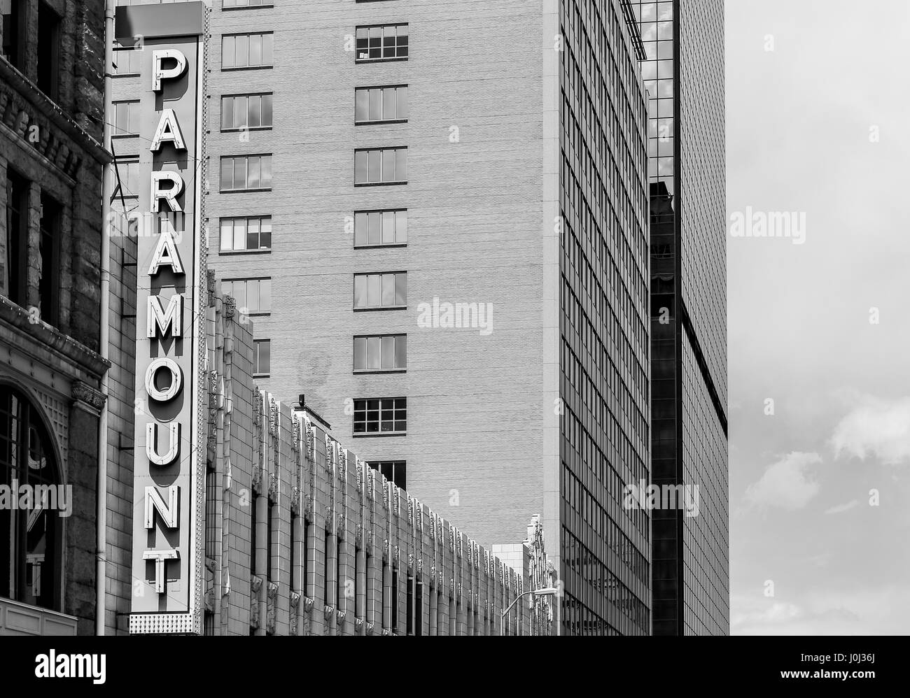 Denver, Stati Uniti d'America - 25 Maggio 2016: Segno della Paramount Cafe nello storico edificio Kittredge nel XVI Street Mall. La foto è in bianco e nero. Foto Stock