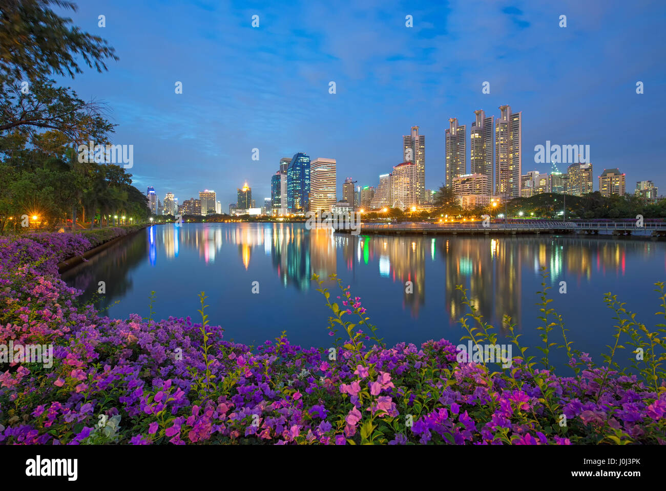 Parco Benjakitti al crepuscolo, Bangkok, Thailandia Foto Stock