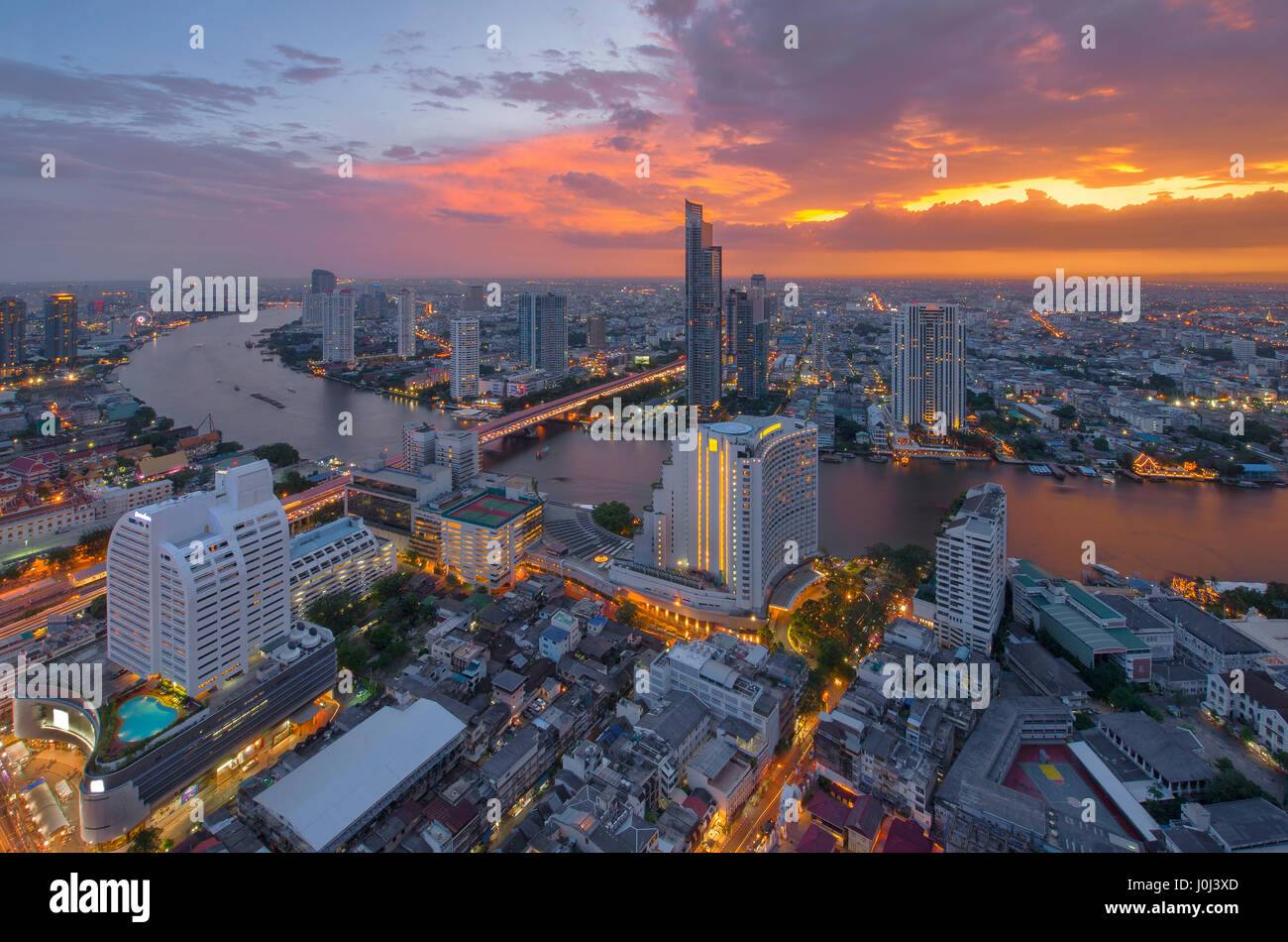 Il fiume Chao Phraya al tramonto, Bangkok, Thailandia Foto Stock