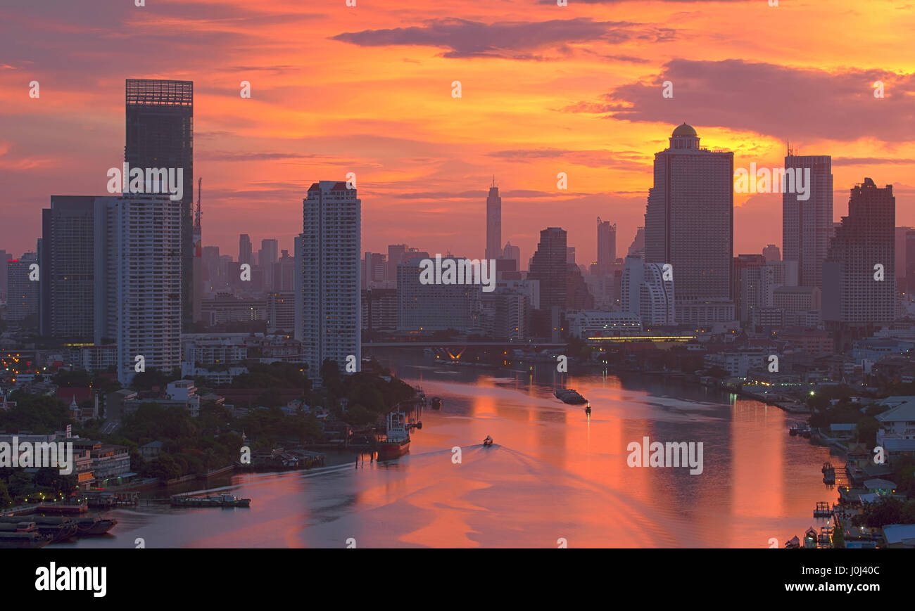 Il fiume Chao Phraya al tramonto, Bangkok, Thailandia Foto Stock