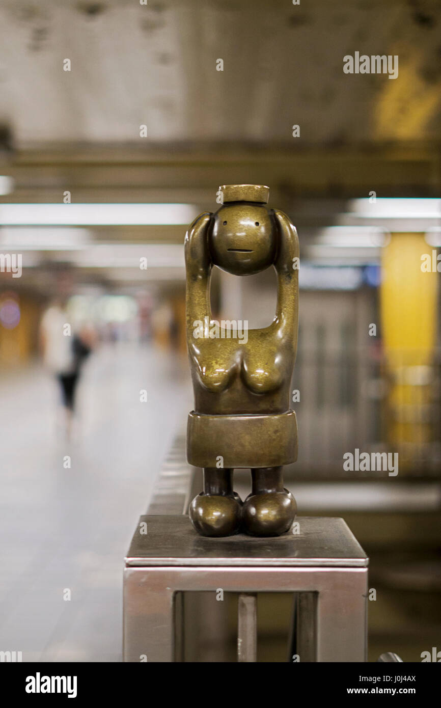 Arte pubblica sculture, parte della vita metropolitana serie, in occasione della quattordicesima Street Subway Station a Manhattan, New York City. Foto Stock