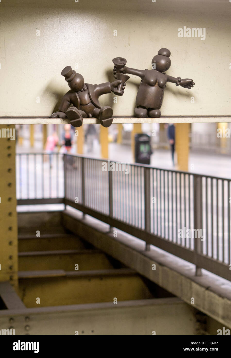 Arte pubblica sculture, parte della vita metropolitana serie, in occasione della quattordicesima Street Subway Station a Manhattan, New York City. Foto Stock