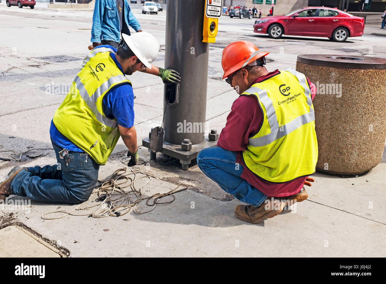 I dipendenti di Cleveland Public Power esecuzione di riparazioni su un angolo di strada nel centro di Cleveland, Ohio, 11 aprile 2017 Foto Stock