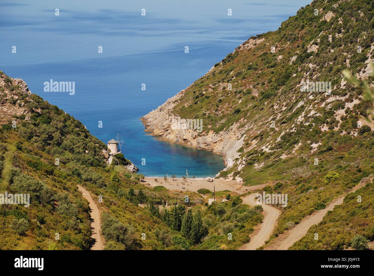 Guardando verso il basso sulla spiaggia Gialia sull'isola greca di Alonissos. Foto Stock