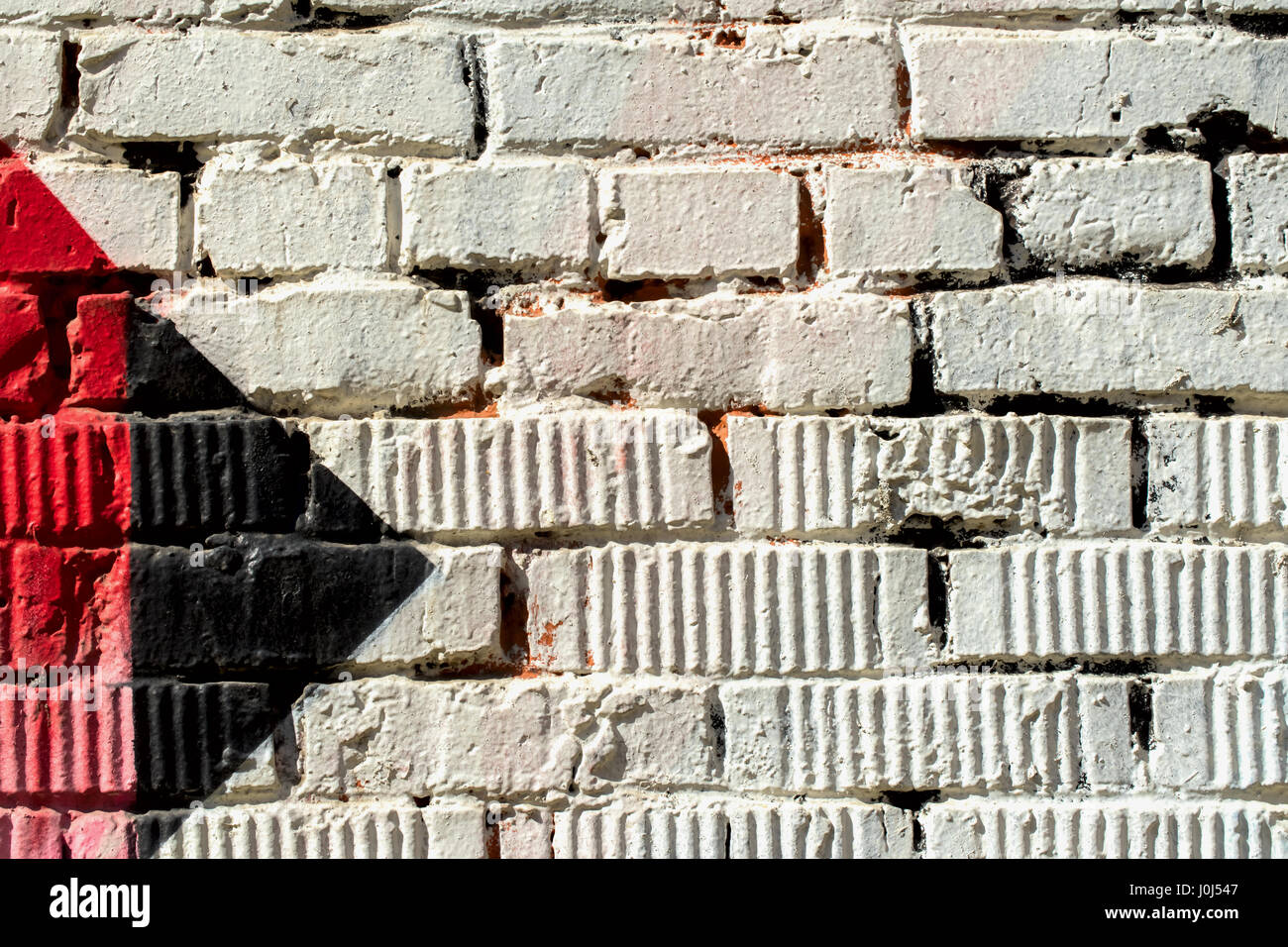 Dettaglio astratta di un muro di mattoni con frammento di colorati graffiti. Arte Urbana closeup. Con posto per il tuo testo in background per l'uso. Foto Stock