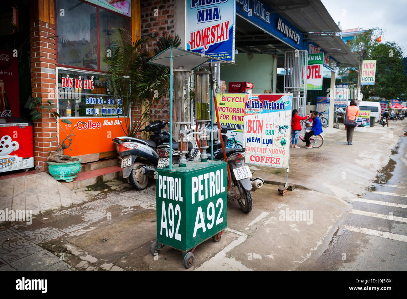Phong Nha, Vietnam - il 8 marzo 2017: piccoli azionato a mano la stazione di benzina su un marciapiede è il più popolare per acquistare la benzina per le zone rurali. Foto Stock