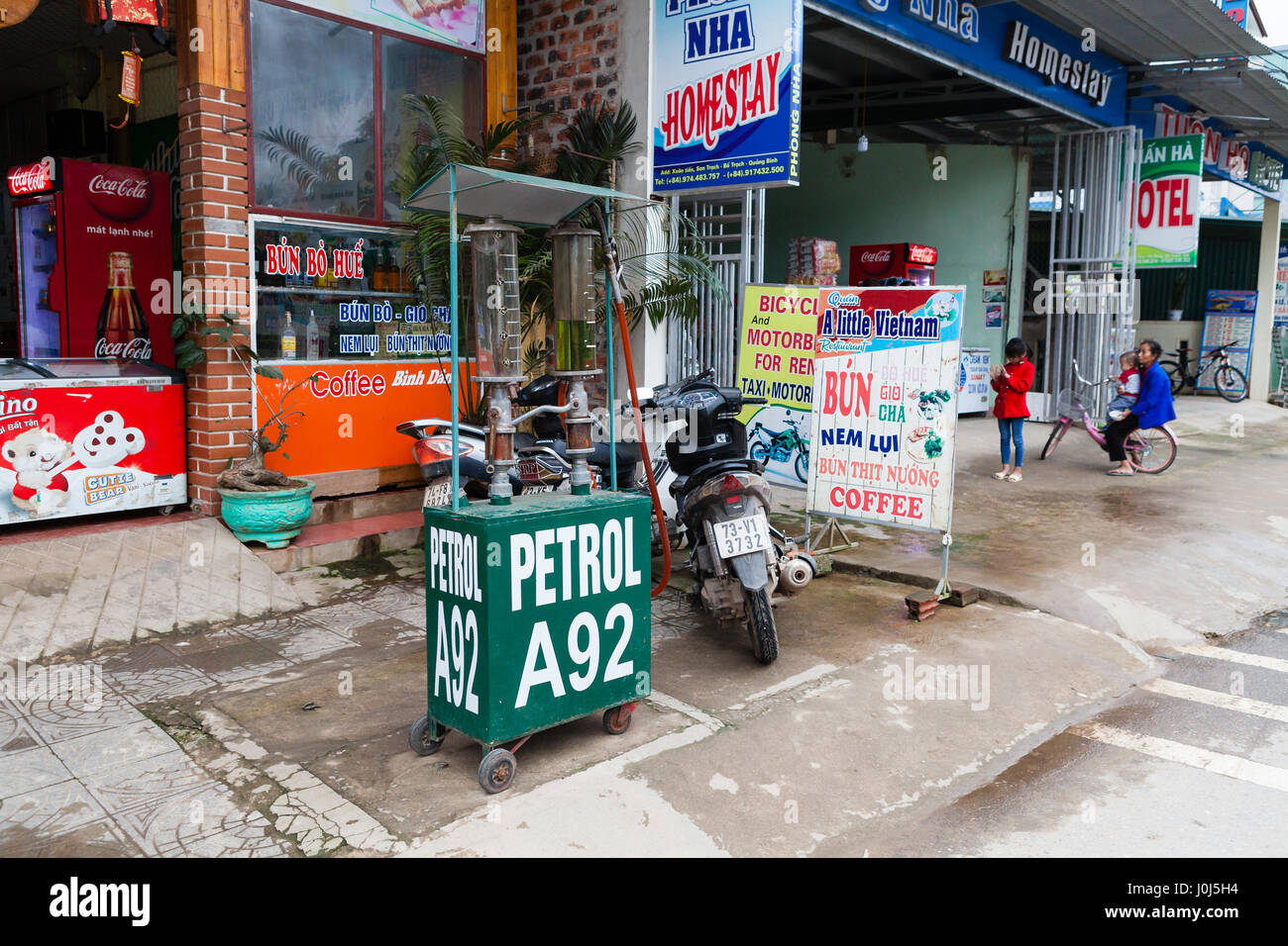 Phong Nha, Vietnam - il 8 marzo 2017: piccoli azionato a mano la stazione di benzina su un marciapiede è il più popolare per acquistare la benzina per le zone rurali. Foto Stock