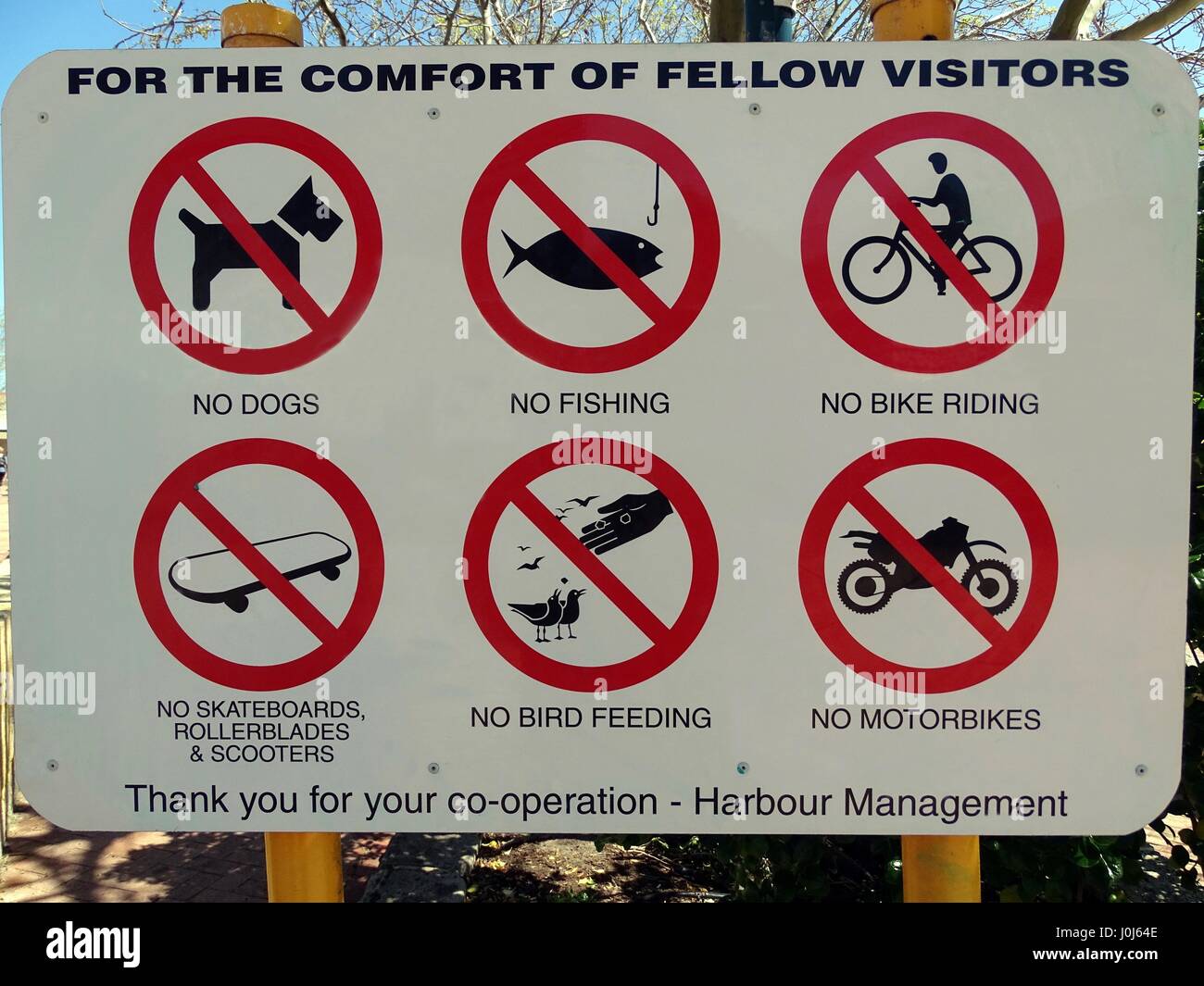 Segno indicante le restrizioni in una zona portuale Foto Stock