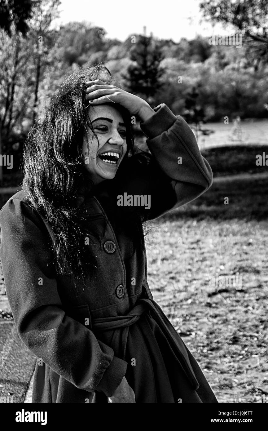pic Fotografie Immagini Di Donne In Bianco E Nero https www alamy it foto immagine ritratto di giovane e bella donna con i capelli scuri che indossa elegante rivestimento rosso ride 138083480 html