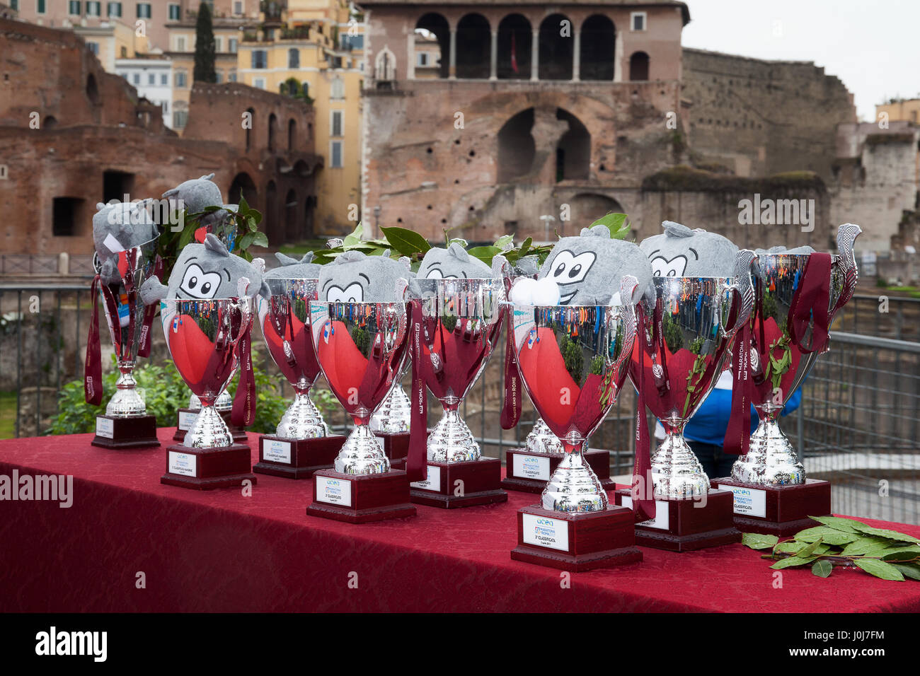 Roma, Italia - 2 Aprile 2017: Le tazze e puppet mascotte della Maratona di Roma, che verranno assegnati ai vincitori nelle varie categorie. Foto Stock