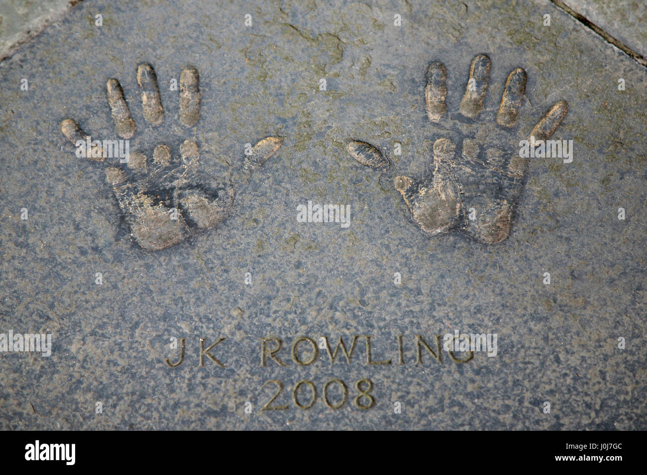 2008 Edinburgh Award Winner autore JK Rowling handprints in City Chambers quadrangolo Foto Stock