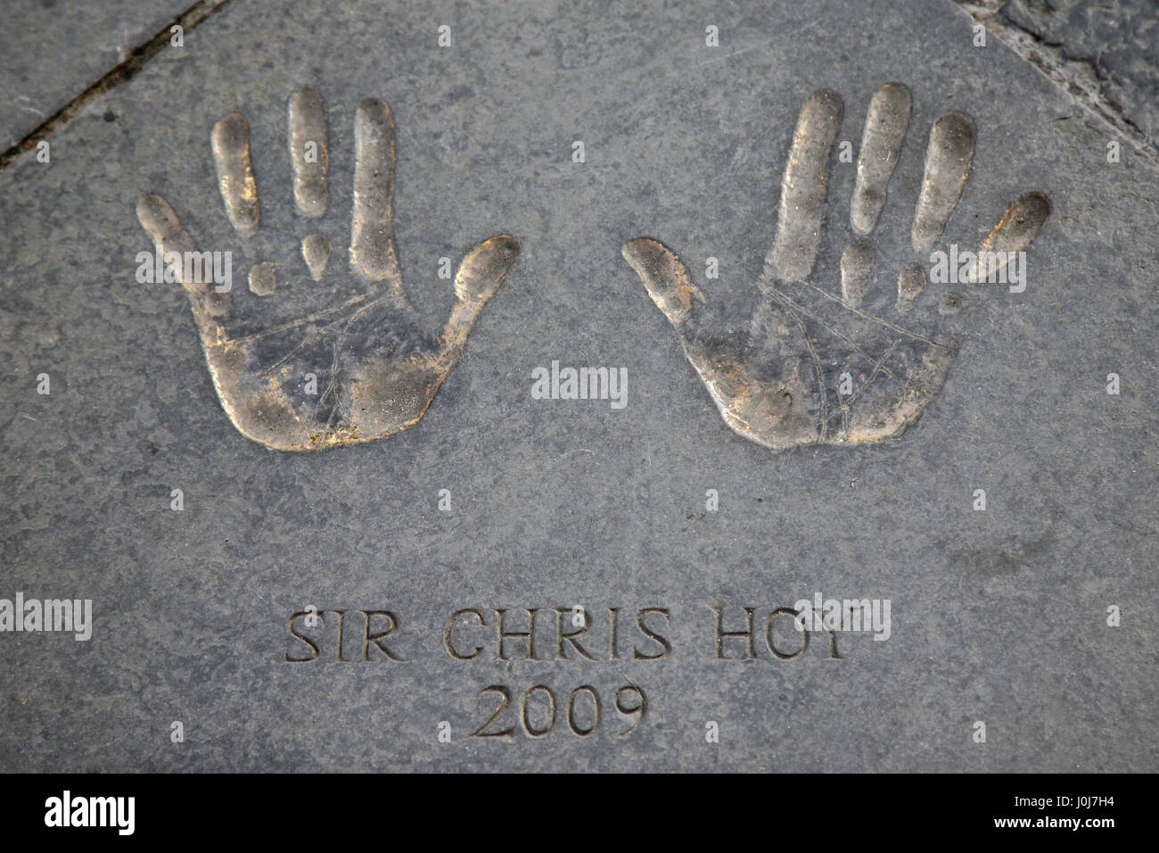 2009 Edinburgh vincitore del premio ciclista olimpico Sir Chris Hoy handprints in City Chambers quadrangolo Foto Stock