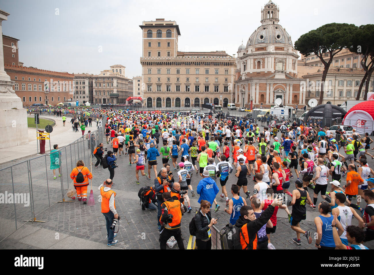 Roma, Italia - 2 Aprile 2017: la partenza degli atleti sulla Via dei Fori Imperiali. Foto Stock