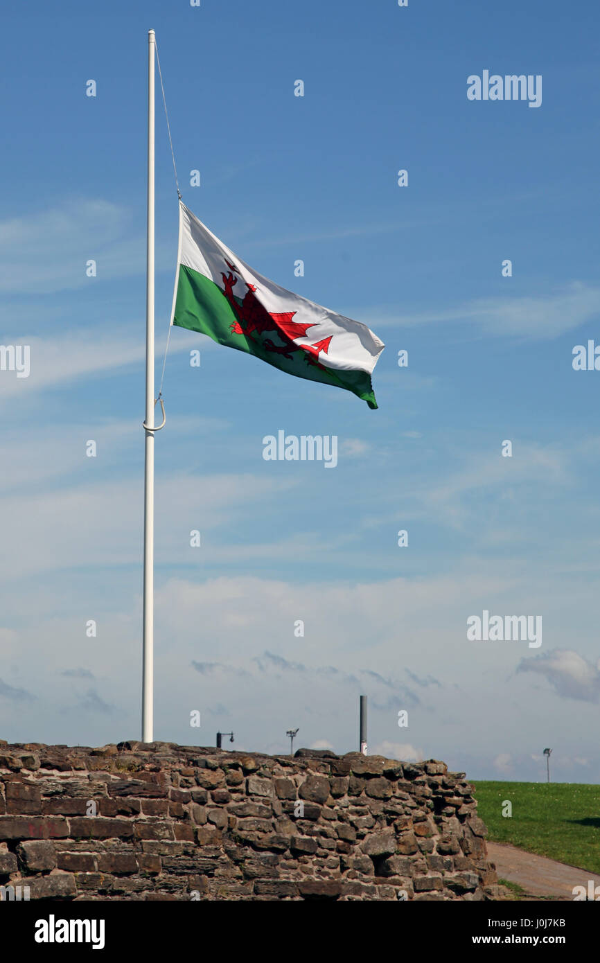 Il Welsh bandiera a metà montante di Flint Castle Foto Stock