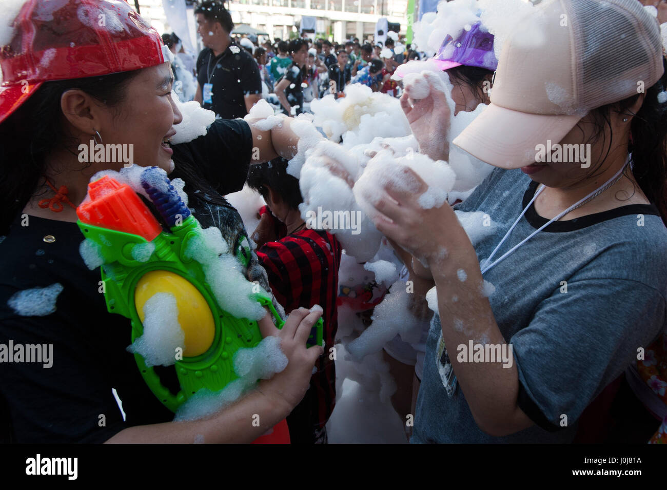 Bangkok, Tailandia. Xiii Apr, 2017. 13 Aprile, 2017. Festaioli godetevi la schiuma e gli spruzzi di acqua durante il Songkran festival celebrazioni in Bangkok, Tailandia. Credito: Anusak Laowilas/Pacific Press/Alamy Live News Foto Stock