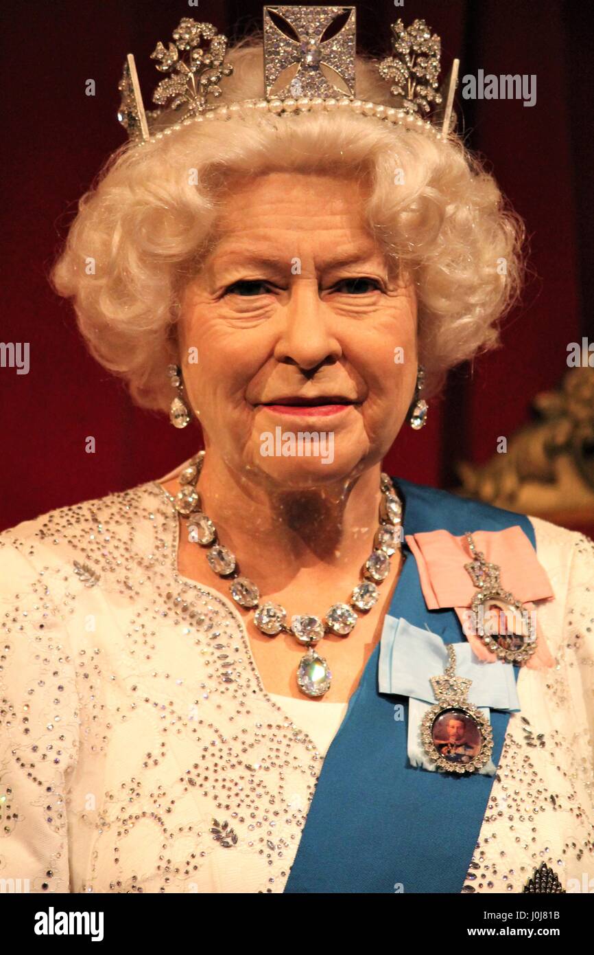 Queen Elizabeth, London, Regno Unito - 20 Marzo 2017: la Regina Elisabetta II 2 ritratto indossando la corona George IV membro diadema waxwork cera figura al Museum, Londra. stock photo stock, fotografia, immagine, foto, editoriale Foto Stock