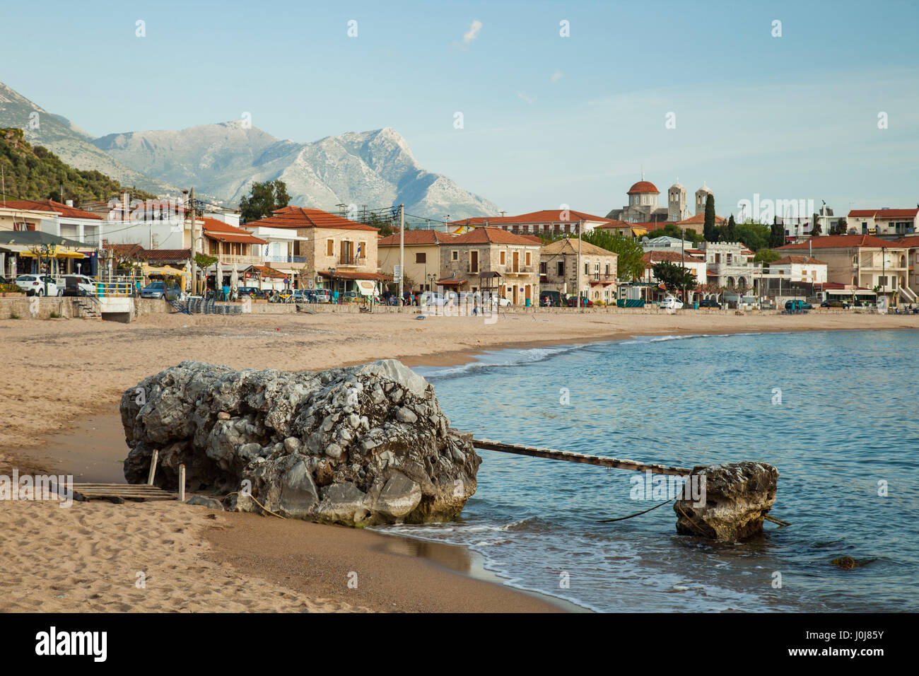 La molla pomeriggio presso il villaggio sul mare di Stoupa, Messenia, Grecia. Penisola del Peloponneso. Foto Stock