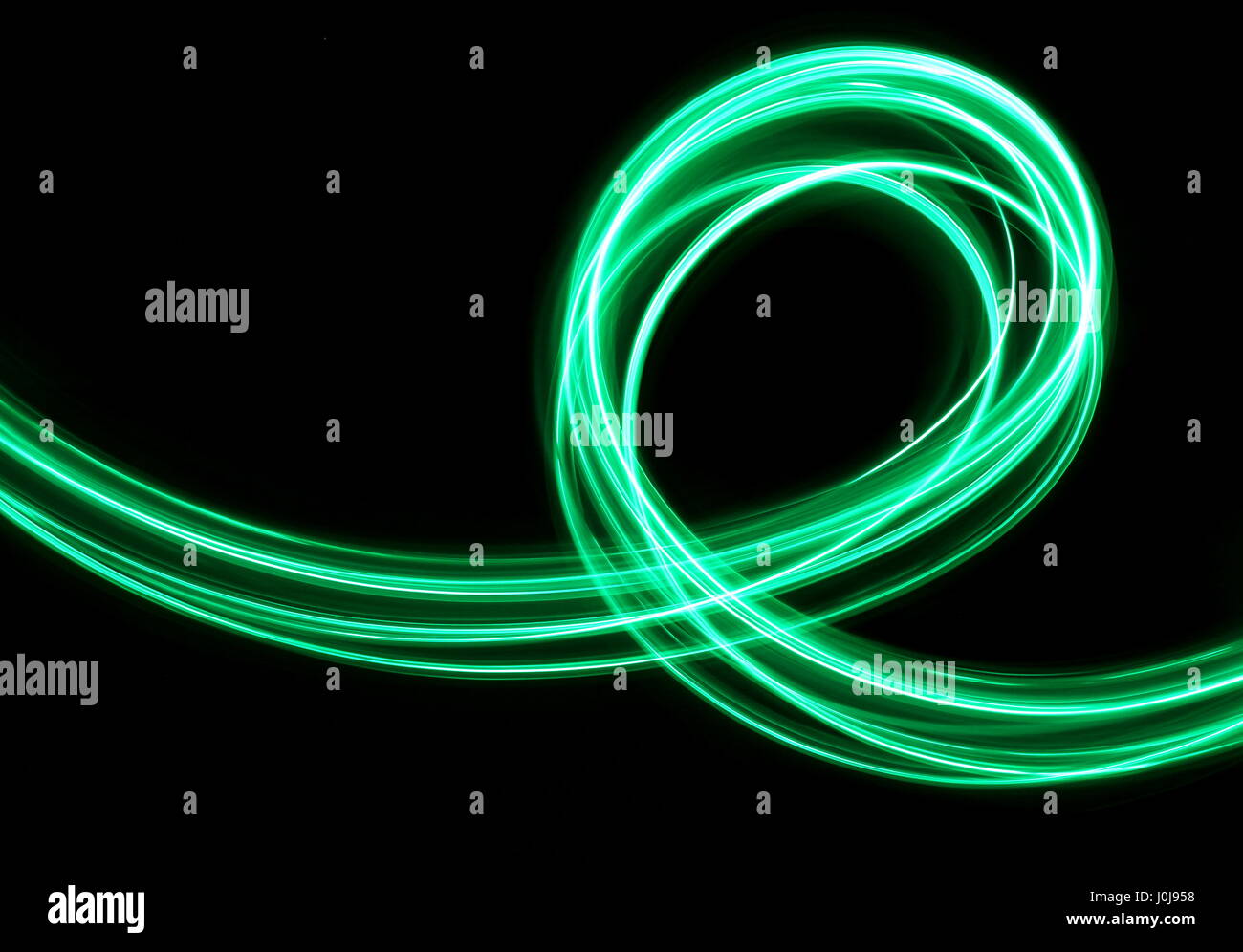 Luce verde fotografia pittura - un loop di vorticazione contro uno sfondo nero Foto Stock