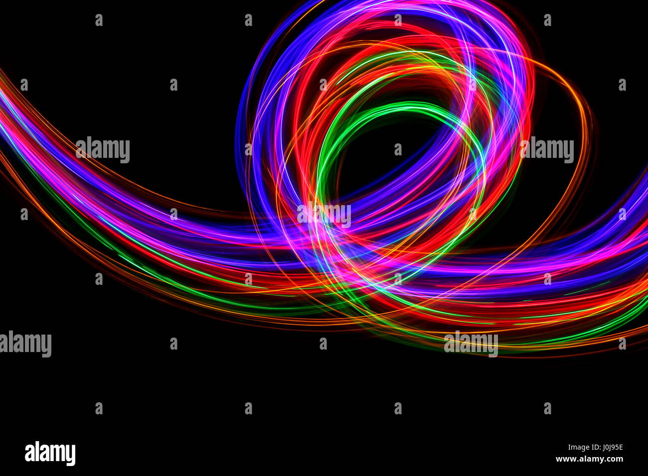 Multi-luce colorata fotografia pittura - movimento e movimento su uno sfondo nero. Una lunga esposizione fotografia di neon di colore in un disegno astratto Foto Stock