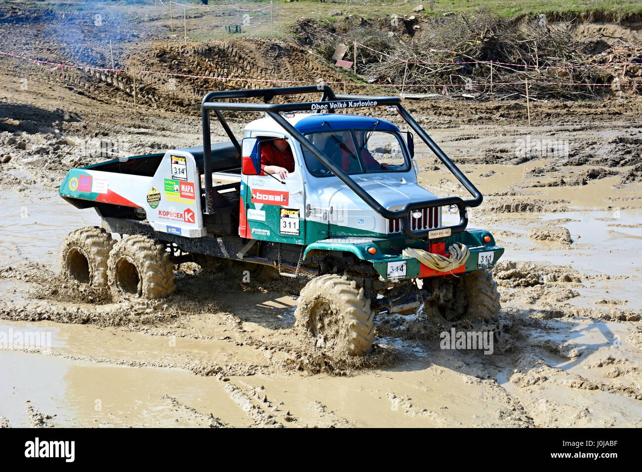 MILOVICE, Repubblica Ceca - 09 Aprile 2017: carrello non identificato al difficile terreno fangoso durante il truck trial campionato nazionale mostra di Republ ceca Foto Stock