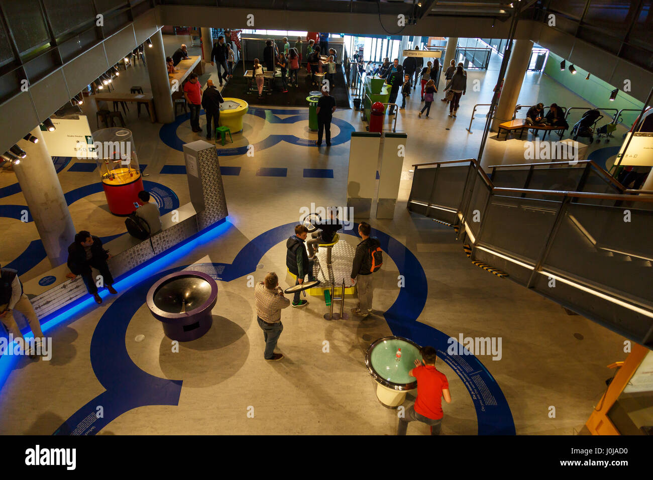 AMSTERDAM, Paesi Bassi - 2 Luglio 2016 : Generale vista interna di Nemo Science Museum. Nemo è un famoso museo interattivo di scienza e tecnologia in un Foto Stock