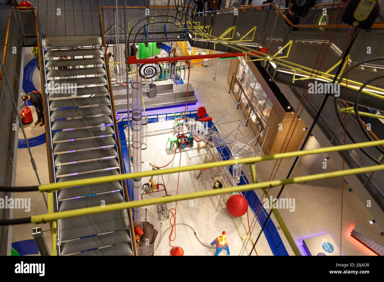 AMSTERDAM, Paesi Bassi - 2 Luglio 2016 : Generale vista interna di Nemo Science Museum. Nemo è un famoso museo interattivo di scienza e tecnologia in un Foto Stock