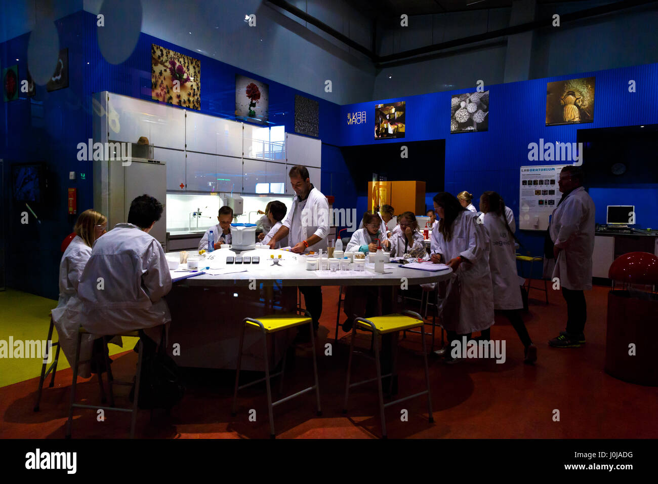 AMSTERDAM, Paesi Bassi - 2 Luglio 2016 : LAb view di Nemo il Museo della Scienza per i bambini. Nemo è un famoso museo interattivo di scienza e tecnologia in un Foto Stock