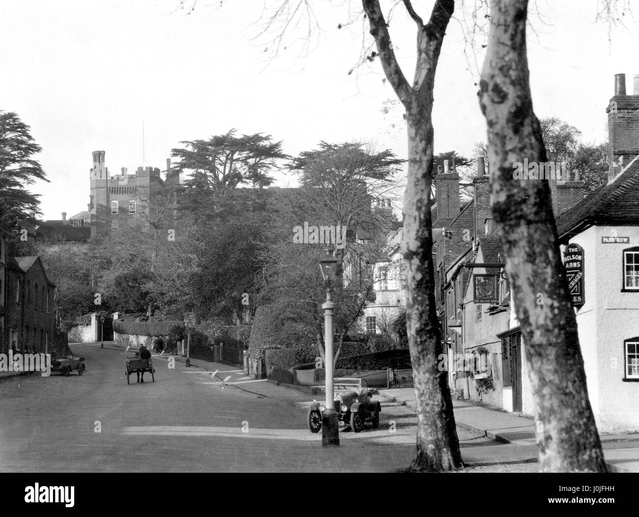 Con una vista della residenza episcopale del Vescovo di Guildford, passando accanto al castello antico tenere, sulla collina che si affaccia sulla città, Castle Street, Farnham, Surrey. Foto Stock