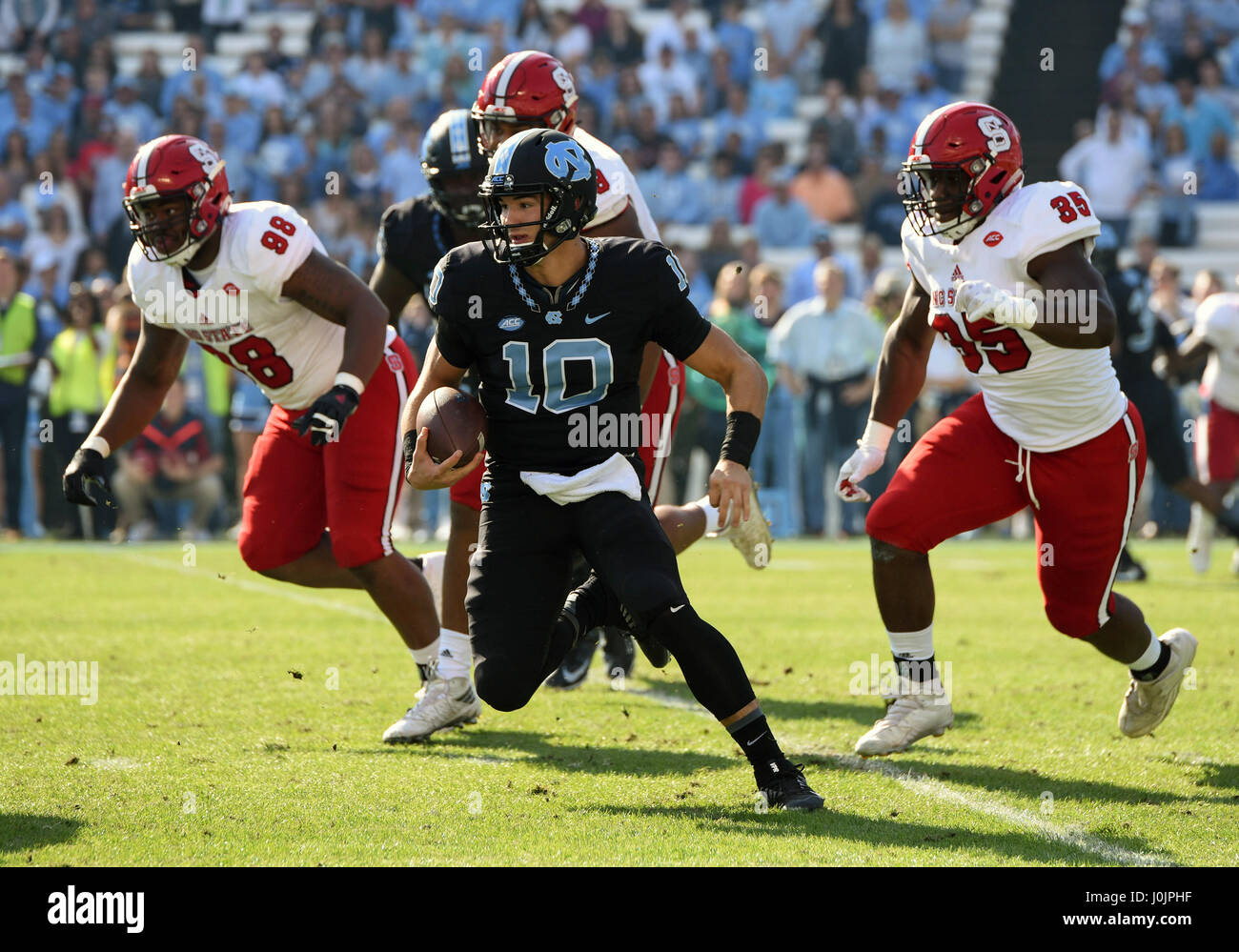 North Carolina Tar Heels quarterback Mitch Trubisky (10) viene eseguito durante la prima metà del gioco tra il North Carolina State Wolfpack e la North Carolina Tar tacchi a Kenan Stadium di Chapel Hill, North Carolina. Foto Stock