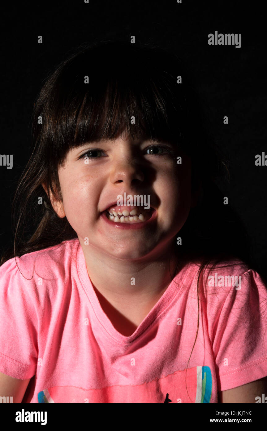 4 anno vecchia ragazza ridere Foto Stock