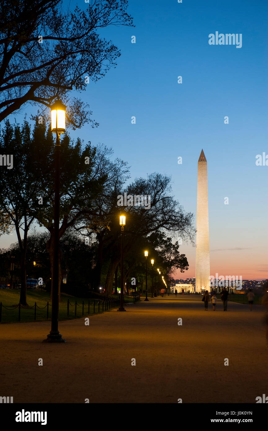 Stati Uniti Washington D.C. Il centro commerciale di notte con in vista il Monumento a Washington e il Lincoln Memorial Foto Stock
