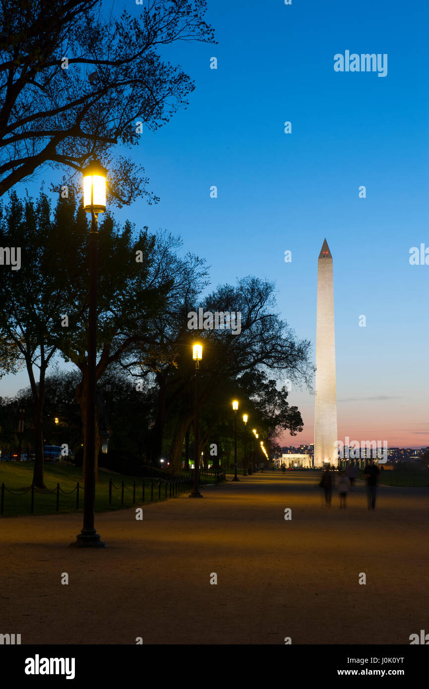 Stati Uniti Washington D.C. Il centro commerciale di notte con in vista il Monumento a Washington e il Lincoln Memorial Foto Stock