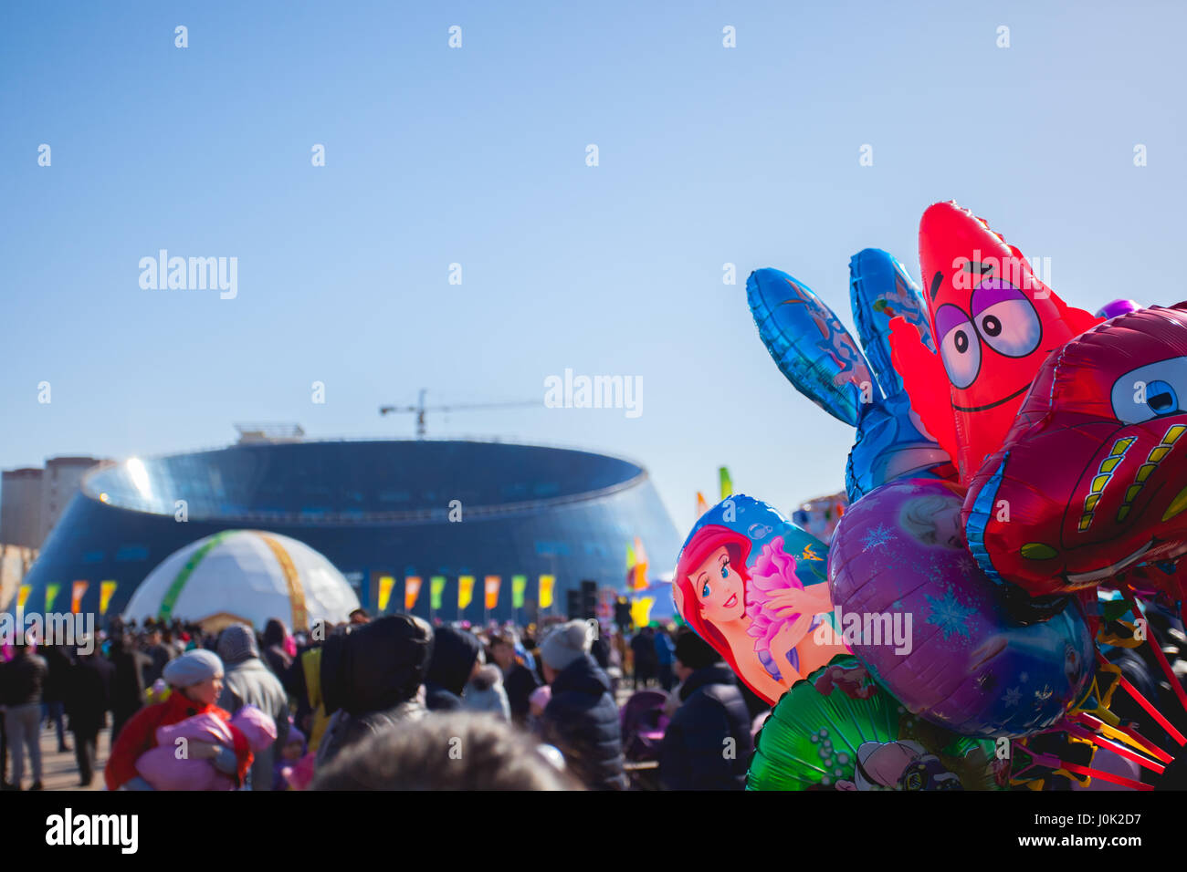 La tradizionale vacanza di Nauryz in Astana il 22 marzo. Le persone sono a piedi in una giornata di sole. Ci sono concerti e concorsi diversi. Foto Stock