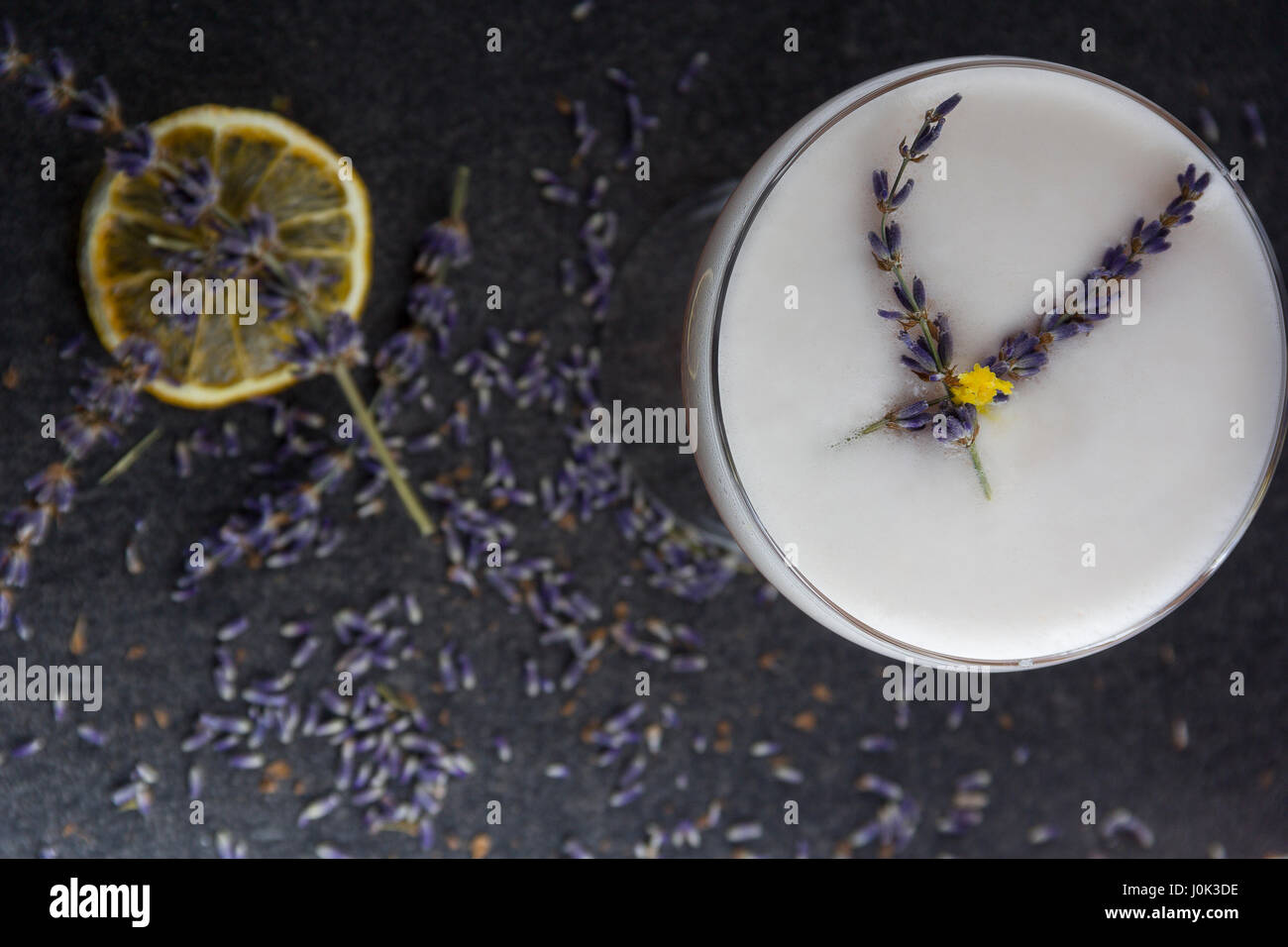 Il Gin scosso con le pesche, i limoni e fatta in casa lo sciroppo di lavanda Foto Stock Il Gin scosso con le pesche, i limoni e fatta in casa lo sciroppo di lavanda Foto Stock