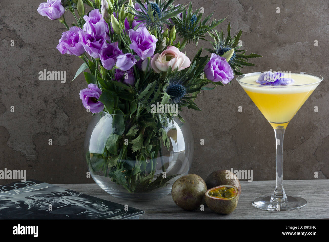 La vodka agitate con amore, litchi, granadiglie, calce & di sciroppo di cocco Foto Stock La vodka agitate con amore, litchi, granadiglie, calce & di sciroppo di cocco Foto Stock