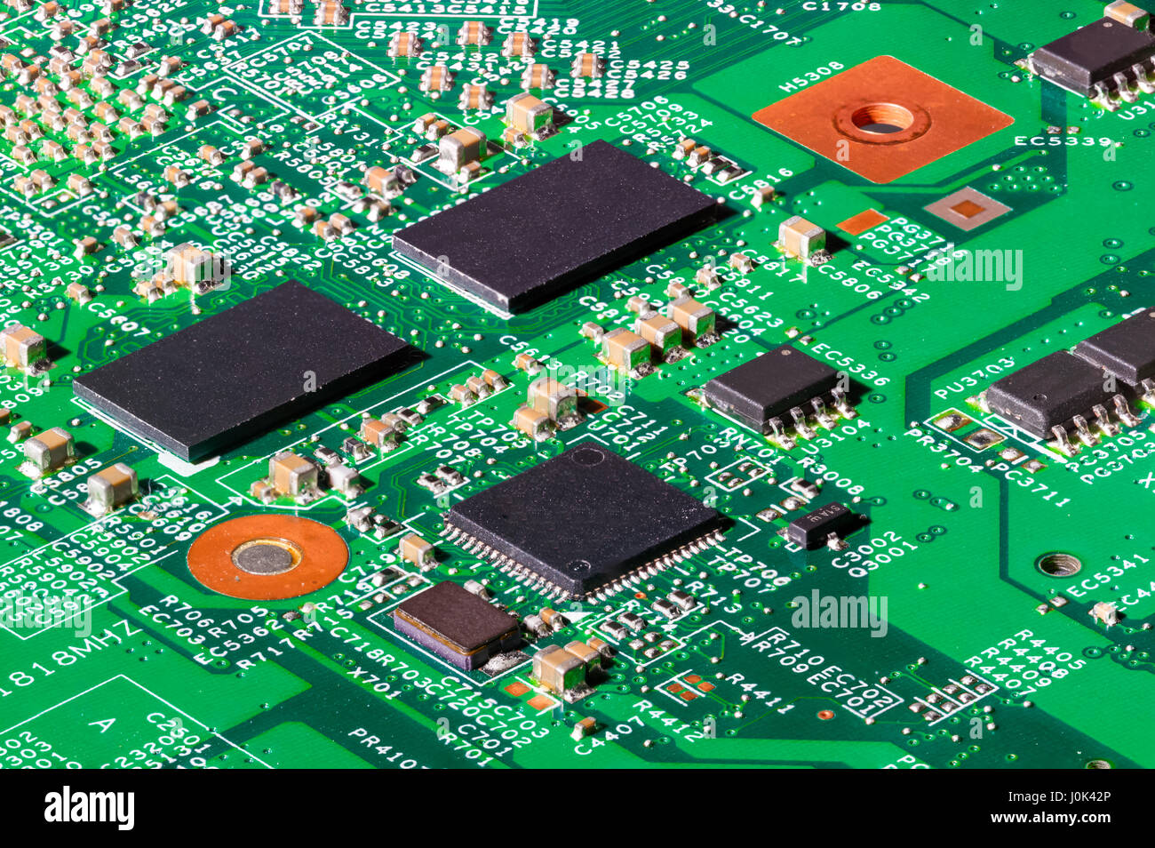 Immagine ravvicinata di chip dei computer su una scheda a circuito stampato Foto Stock