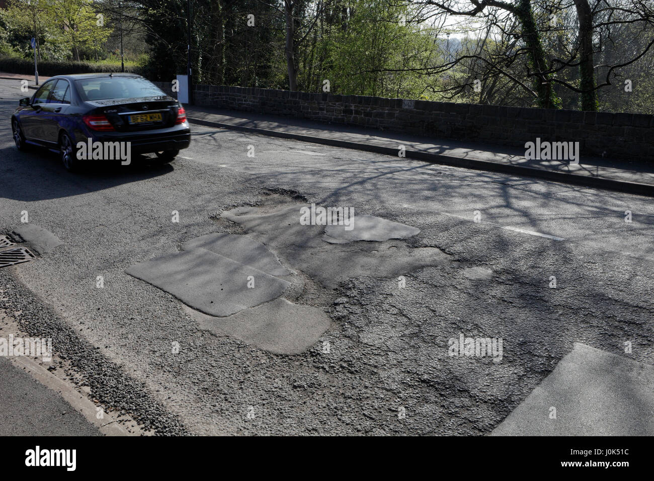 Scarsa qualità di superficie stradale, Archer Rd Sheffield REGNO UNITO Foto Stock