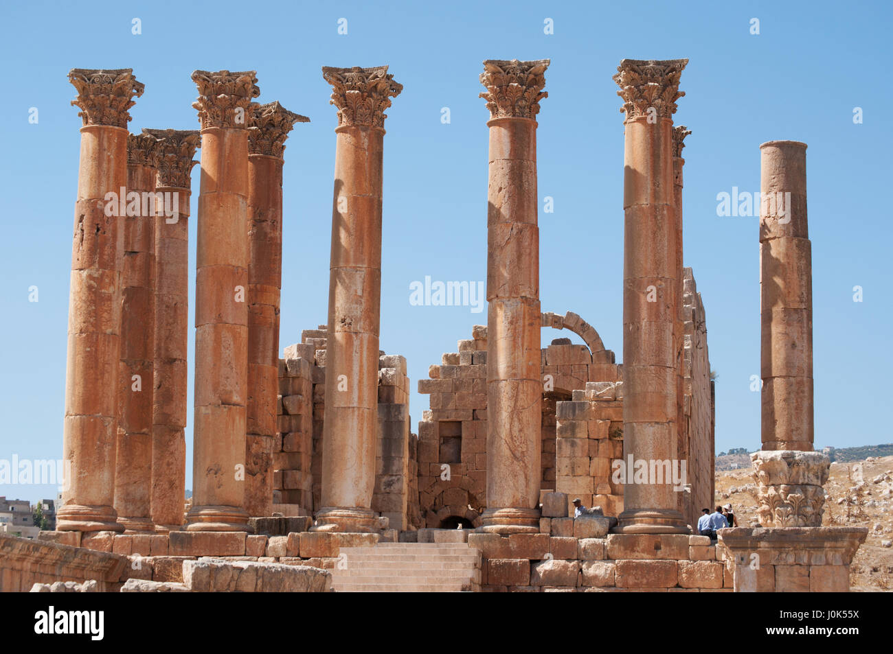 Vecchia Gerasa: colonne corinzie del tempio di Artemide, nella città archeologica di Jerash, uno dei più grandi del mondo siti di architettura romana Foto Stock