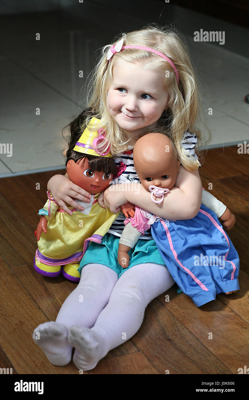 Bimba bionda, bambino che gioca con le sue bambole, Dora the Explorer, Annabel, giocattoli per i bambini, kid giocattoli Foto Stock