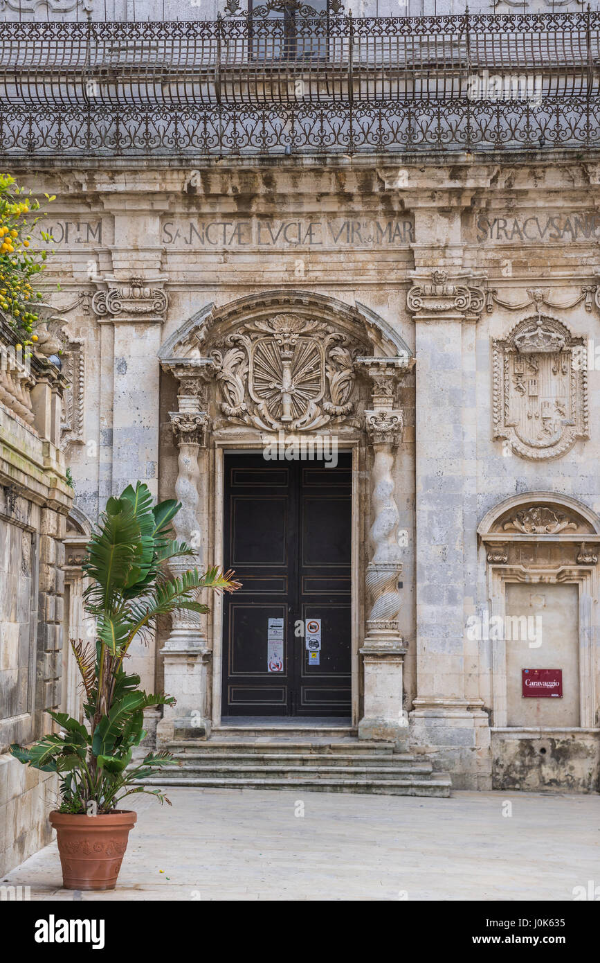 La porta di Santa Lucia Chiesa di Santa Lucia alla Badia) in piazza del Duomo (piazza del Duomo) sull'isola di Ortigia, Siracusa, Sicilia, Italia Foto Stock