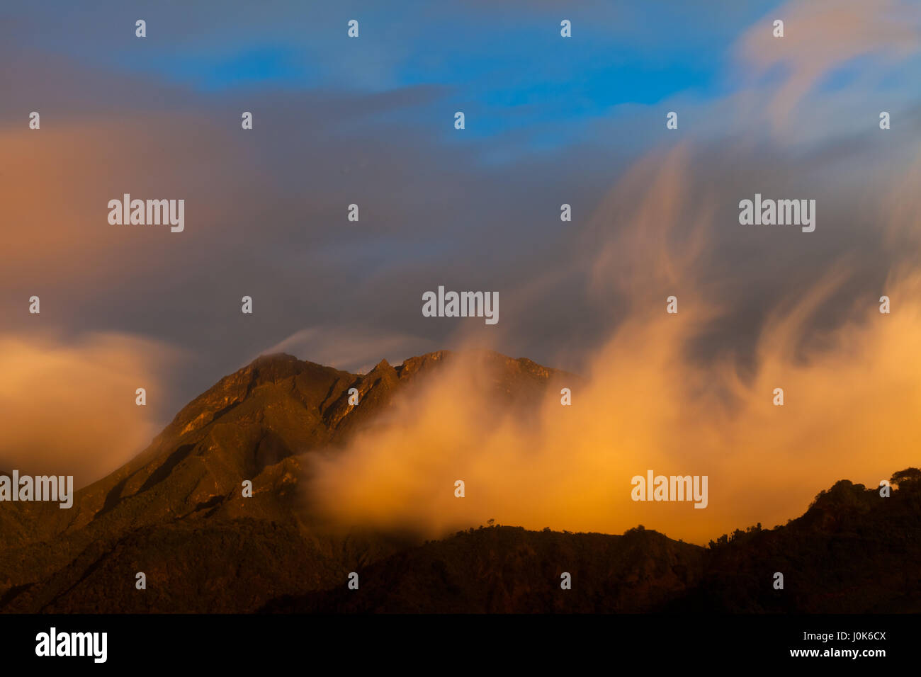 Le nuvole colorate al tramonto a Volcan Baru National Park, Chiriqui provincia, Repubblica di Panama. Foto Stock