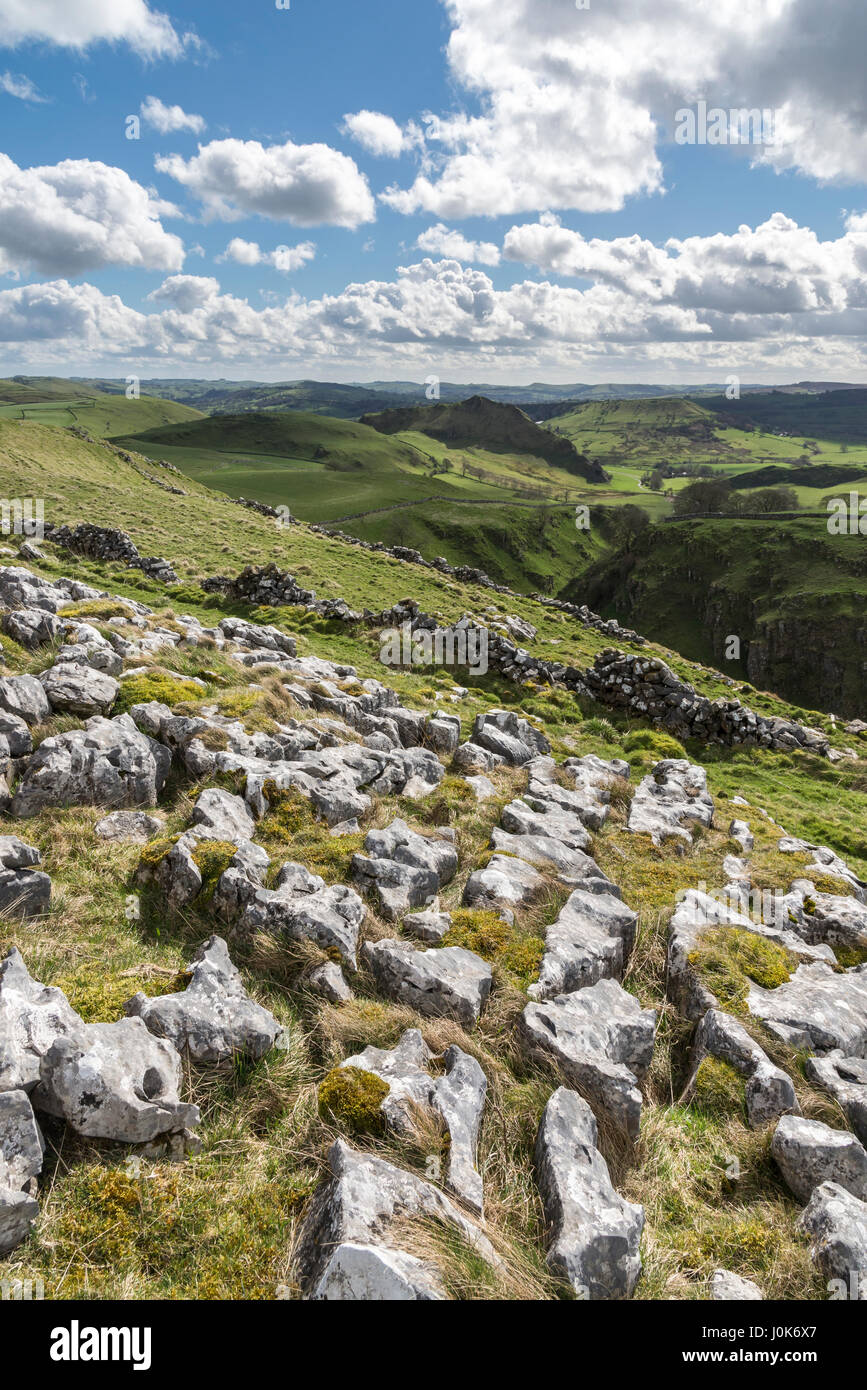 Area di pavimentazione di pietra calcarea nei pressi di Earl Sterndale, Buxton, Derbyshire, una bellissima zona panoramica del parco nazionale di Peak District. Foto Stock