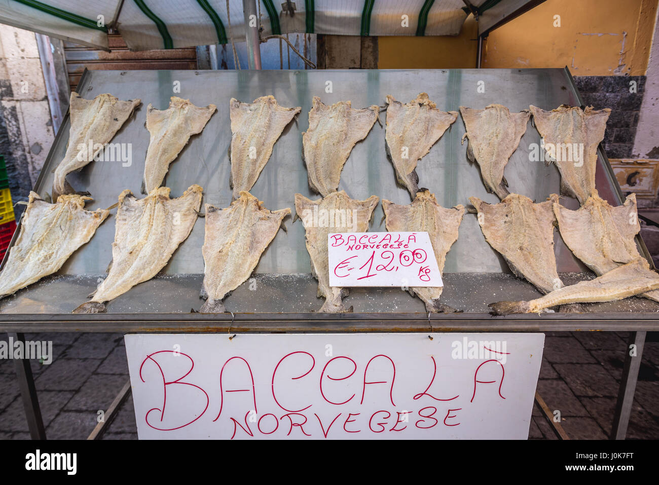 Secchi e salati Merluzzo bianco chiamato baccala in vendita sul mercato all'aperto nella città di Siracusa, angolo sud-est dell'isola di Sicilia, Italia Foto Stock