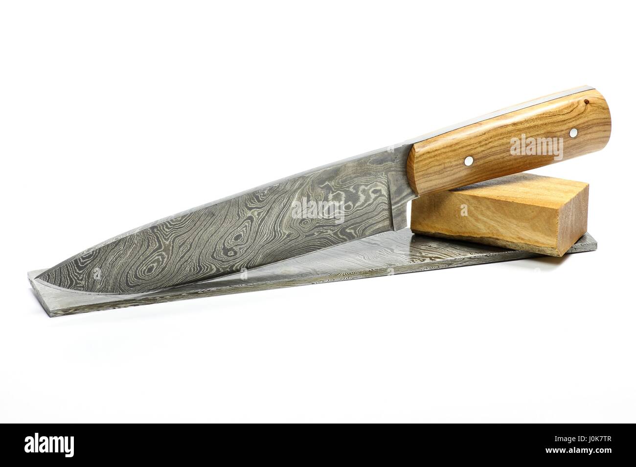 Artigianale di damasco coltello da cucina con materie prime isolati su sfondo bianco Foto Stock